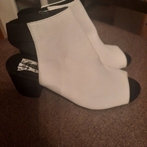 Kenneth Cole Reaction Women's Fridah Fly Ankle Bootie size 8.5 - Picture 4 of 5